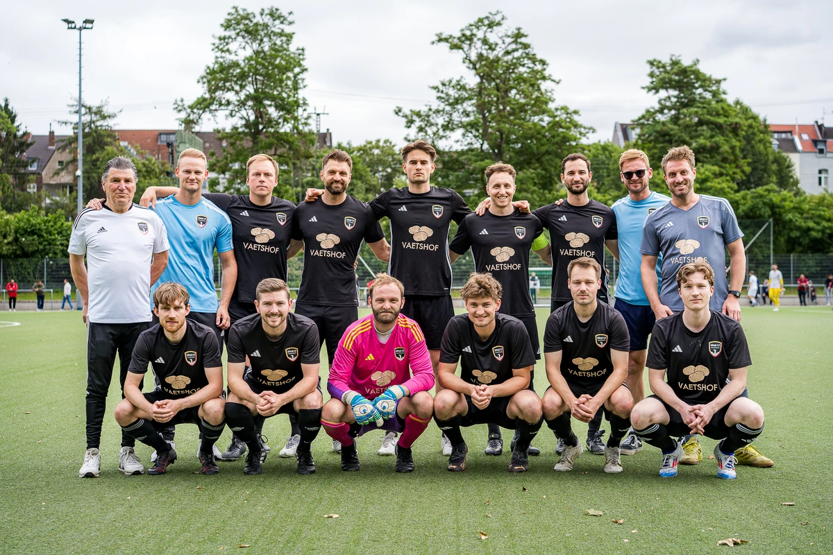 Die Fußball-Betriebsmannschaft von Heringer Consulting stellt sich auf dem Sportplatz im einheitlichen Trikot zum Teamfoto auf. Teamgeist und Leidenschaft beim Fußball Saisonschluss