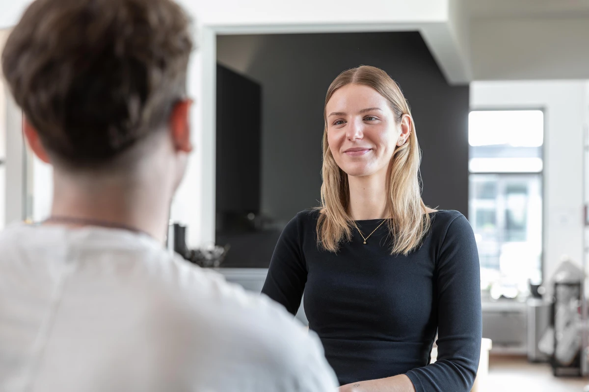 Mitarbeiterin Lena Milewski aus dem Team People und Culture im Gespräch mit einem Bewerber. Image Lena Milewski